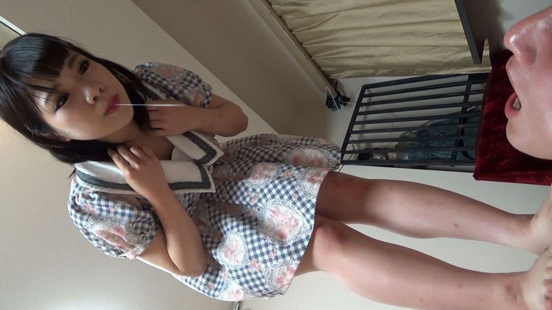 久我かのんさんが男優さんの体の上に立って「カァァーペッ！！」と唾を飲ませるシーン