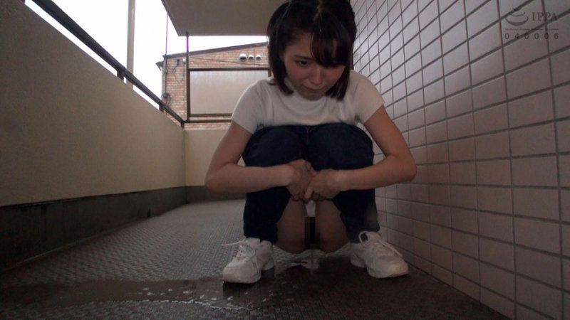 マンションの廊下でしゃがんでおしっこをしている倉本すみれ