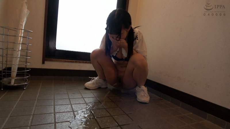 玄関でしゃんがんでおしっこをしている横宮七海
