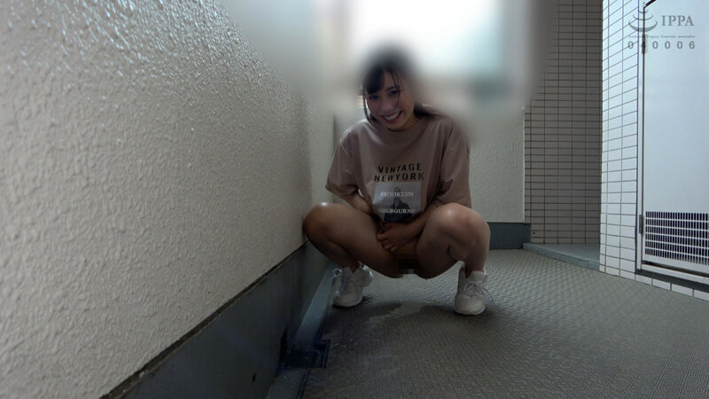 マンション玄関前で側溝に向けて笑顔でおしっこをする美女