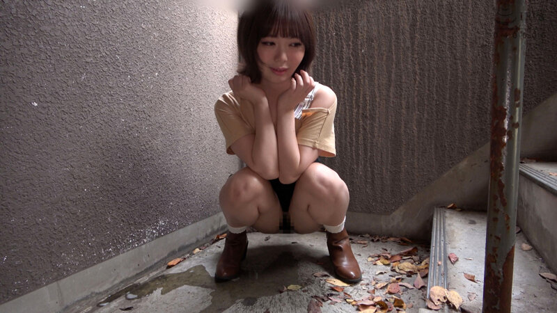 マンション非常階段で恥ずかしそうにおしっこをする美女