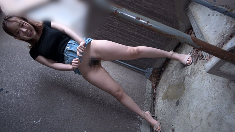 マンション非常階段で立ちションする美女