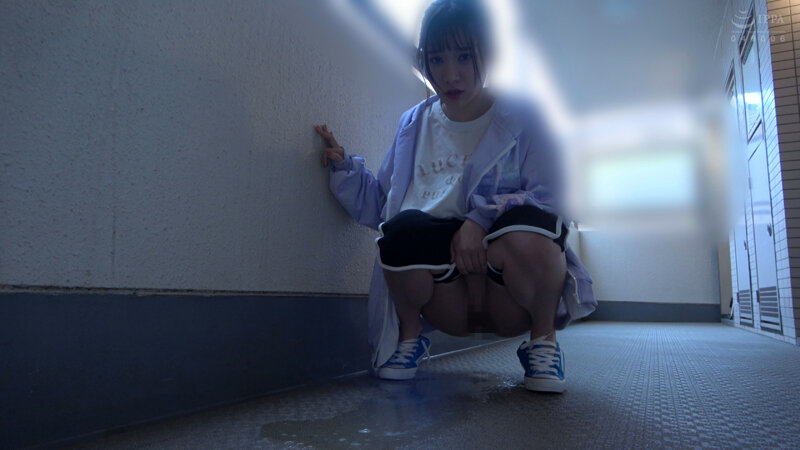 マンション玄関前でおしっこをする美女