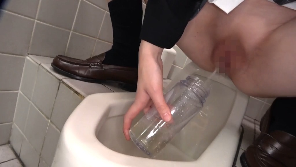 JK上坂めいのパイパン黄色いおしっこ・唾・アナル・脇を味わえる体液フェチガチオススメ動画が配信中！色白美肌ボディの聖水直飲み・尿まみれオマンコ・アナルをお掃除クンニ！笑顔でごっくんまでしてくれる天使降臨！
