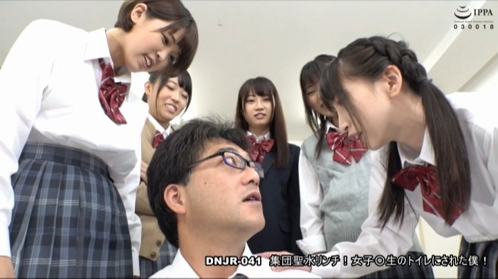 集団聖水リンチ!女子○生のトイレにされた僕! 本編動画画像23