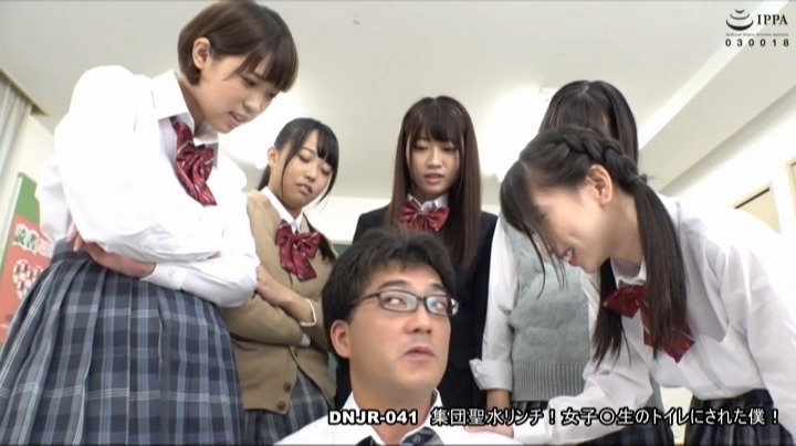 集団聖水リンチ!女子○生のトイレにされた僕! 本編動画画像24