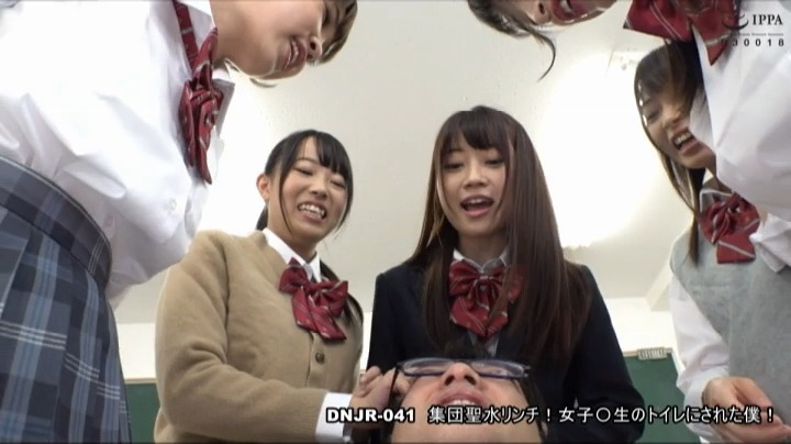 集団聖水リンチ!女子○生のトイレにされた僕! 本編動画画像25