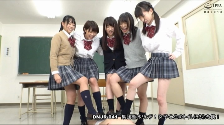 集団聖水リンチ!女子○生のトイレにされた僕! 本編動画画像26