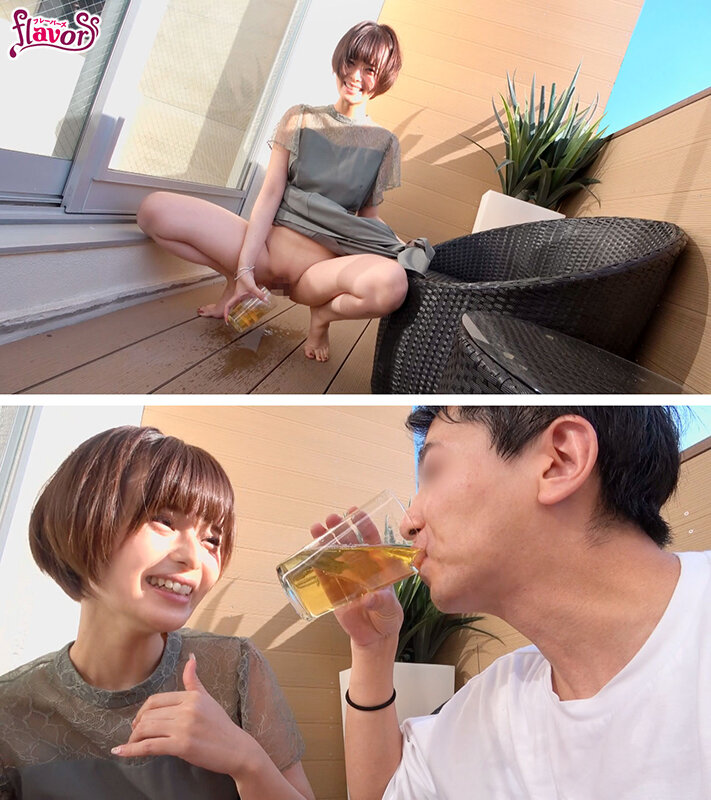月乃ルナがコップにおしっこを溜めて飲んでいる男優を笑顔で見ている