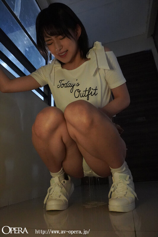 渚みつきがパンティを履いたまま廊下でお漏らしをしている