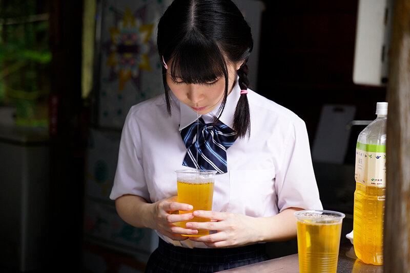 横宮七海がお茶の中に自分の唾を垂らして混ぜている