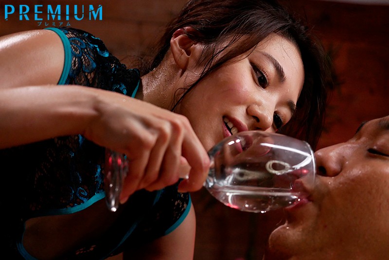 山岸逢花がワイングラスに溜めたおしっこを男に飲ませている