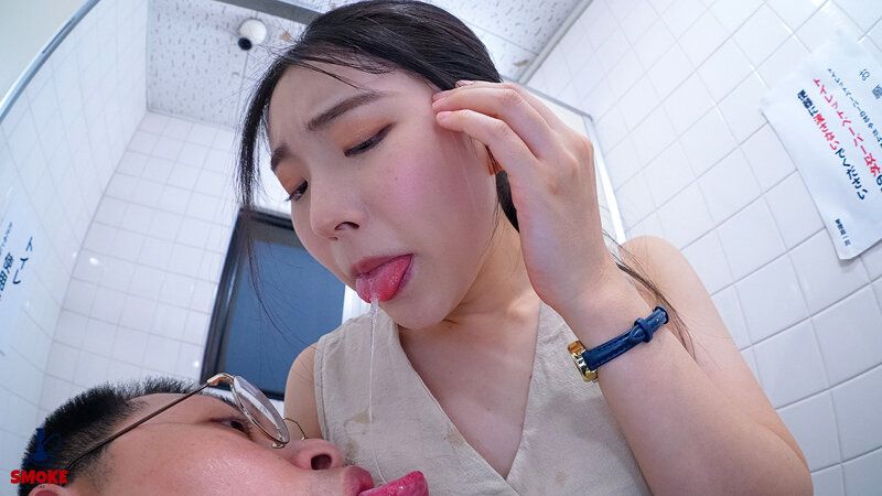 皆月ひかるが唾を飲ませている